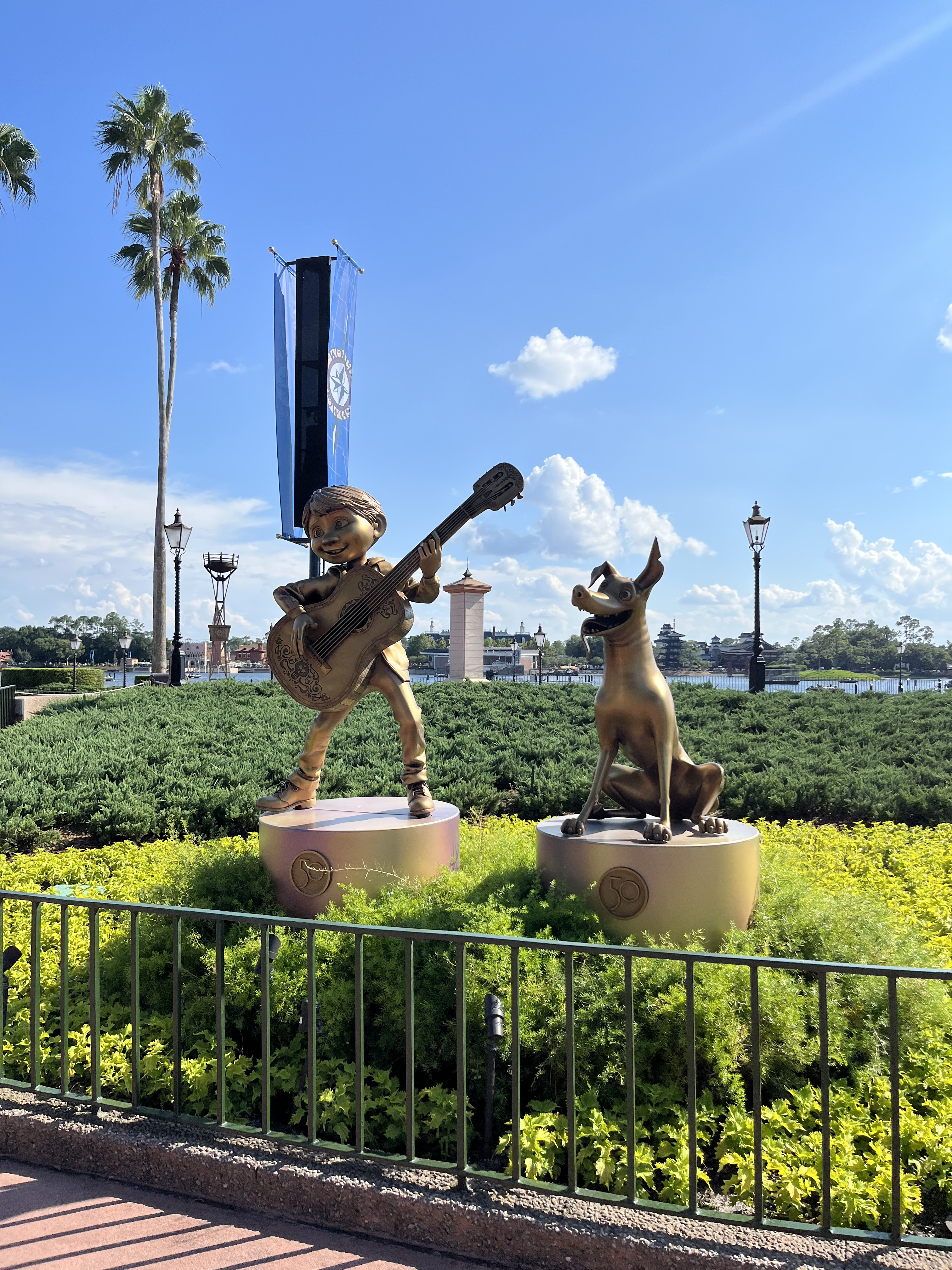 Celebrando el 50° aniversario de Epcot. ¡Un parque lleno de historia y futuro! #Epcot #Mickey #Magia #ViajeMagico
